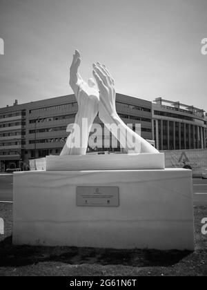 Klatschende Hände. Skulptur, die die Arbeit von Gesundheitspersonal und anderen wesentlichen Arbeitnehmern anerkennt, um den Covid zu enthalten. Malaga, Spanien Stockfoto