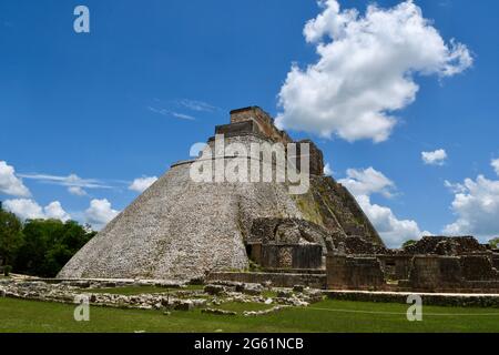 Pyramide des Magiers, gelegen in der alten Maya-Stadt Uxmal, Yucatan, Mexiko. Stockfoto