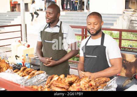 afrikanische Männer verkaufen Grillhähnchen Stockfoto