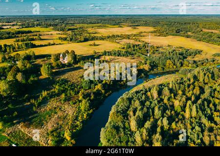 Martinovo, Beschenkowitschski Bezirk, Witebsk Gebiet, Weißrussland. Dorf Stadtbild Skyline Im Herbst Sonniger Abend. Vogelperspektive auf die Kirche der Stockfoto