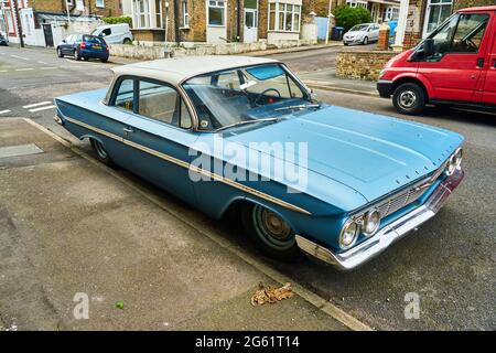 Ein Blue 1961 4 door Chevrolet Bel Air von vorne Stockfoto