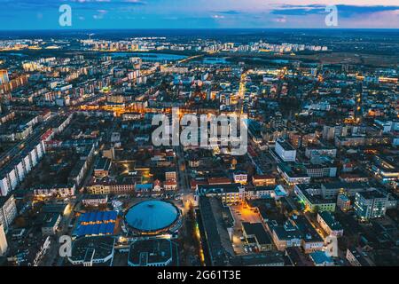 Brest, Weißrussland. Luftaufnahme der Skyline von Brest aus der Vogelperspektive. Nachtansicht aus der Vogelperspektive auf den Brester Markt und die Fußgängerzone Soviezkaya Street Stockfoto