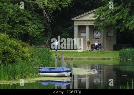 Althorp Park, Northamptonshire, Großbritannien. Juli 2021. Diana Princess of Wales ist auf der Insel im Zentrum des Sees im Althorp Park in Nottinghamshire begraben. Es gibt ein einfaches Steindenkmal auf der Insel. Ihr Grab ist für Besucher nicht sichtbar. Das Boot wurde von Earl Charles Spencer, Dianas Bruder, benutzt, um Blumen zu ihrem Grab zu bringen. PIC by Credit: Stop Press Media/Alamy Live News Stockfoto