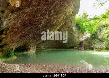 Schöner See mit kleinem Wasserfall. Der Weg von sieben Wasserfällen in Istrien, Kroatien. Stockfoto
