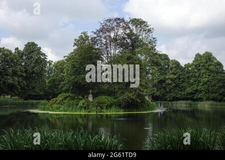 Althorp Park, Northamptonshire, Großbritannien. Juli 2021. Diana Princess of Wales ist auf der Insel im Zentrum des Sees im Althorp Park in Nottinghamshire begraben. Es gibt ein einfaches Steindenkmal auf der Insel. Ihr Grab ist für Besucher nicht sichtbar. Das Boot wurde von Earl Charles Spencer, Dianas Bruder, benutzt, um Blumen zu ihrem Grab zu bringen. PIC by Credit: Stop Press Media/Alamy Live News Stockfoto