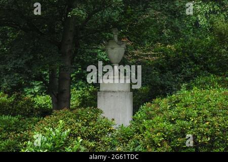 Althorp Park, Northamptonshire, Großbritannien. Juli 2021. Diana Princess of Wales ist auf der Insel im Zentrum des Sees im Althorp Park in Nottinghamshire begraben. Es gibt ein einfaches Steindenkmal auf der Insel. Ihr Grab ist für Besucher nicht sichtbar. Das Boot wurde von Earl Charles Spencer, Dianas Bruder, benutzt, um Blumen zu ihrem Grab zu bringen. PIC by Credit: Stop Press Media/Alamy Live News Stockfoto