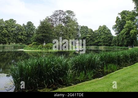 Althorp Park, Northamptonshire, Großbritannien. Juli 2021. Diana Princess of Wales ist auf der Insel im Zentrum des Sees im Althorp Park in Nottinghamshire begraben. Es gibt ein einfaches Steindenkmal auf der Insel. Ihr Grab ist für Besucher nicht sichtbar. Das Boot wurde von Earl Charles Spencer, Dianas Bruder, benutzt, um Blumen zu ihrem Grab zu bringen. PIC by Credit: Stop Press Media/Alamy Live News Stockfoto