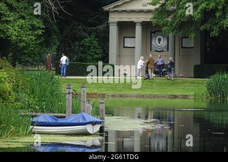 Althorp Park, Northamptonshire, Großbritannien. Juli 2021. Diana Princess of Wales ist auf der Insel im Zentrum des Sees im Althorp Park in Nottinghamshire begraben. Es gibt ein einfaches Steindenkmal auf der Insel. Ihr Grab ist für Besucher nicht sichtbar. Das Boot wurde von Earl Charles Spencer, Dianas Bruder, benutzt, um Blumen zu ihrem Grab zu bringen. PIC by Credit: Stop Press Media/Alamy Live News Stockfoto