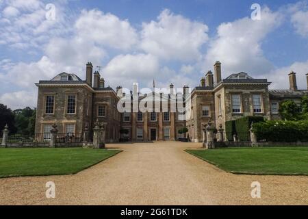 Althorp Park, Northamptonshire, Großbritannien. Juli 2021. Althorp House. Diana Princess of Wales ist auf der Insel im Zentrum des Sees im Althorp Park in Nottinghamshire begraben. Es gibt ein einfaches Steindenkmal auf der Insel. Ihr Grab ist für Besucher nicht sichtbar. Das Boot wurde von Earl Charles Spencer, Dianas Bruder, benutzt, um Blumen zu ihrem Grab zu bringen. PIC by Credit: Stop Press Media/Alamy Live News Stockfoto