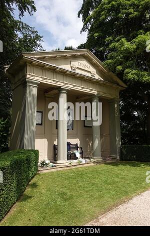 Althorp Park, Northamptonshire, Großbritannien. Juli 2021. Diana Princess of Wales ist auf der Insel im Zentrum des Sees im Althorp Park in Nottinghamshire begraben. Es gibt ein einfaches Steindenkmal auf der Insel. Ihr Grab ist für Besucher nicht sichtbar. Das Boot wurde von Earl Charles Spencer, Dianas Bruder, benutzt, um Blumen zu ihrem Grab zu bringen. PIC by Credit: Stop Press Media/Alamy Live News Stockfoto