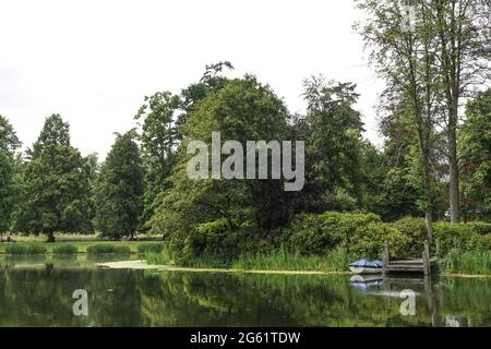 Althorp Park, Northamptonshire, Großbritannien. Juli 2021. Diana Princess of Wales ist auf der Insel im Zentrum des Sees im Althorp Park in Nottinghamshire begraben. Es gibt ein einfaches Steindenkmal auf der Insel. Ihr Grab ist für Besucher nicht sichtbar. Das Boot wurde von Earl Charles Spencer, Dianas Bruder, benutzt, um Blumen zu ihrem Grab zu bringen. PIC by Credit: Stop Press Media/Alamy Live News Stockfoto