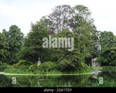 Althorp Park, Northamptonshire, Großbritannien. Juli 2021. Diana Princess of Wales ist auf der Insel im Zentrum des Sees im Althorp Park in Nottinghamshire begraben. Es gibt ein einfaches Steindenkmal auf der Insel. Ihr Grab ist für Besucher nicht sichtbar. Das Boot wurde von Earl Charles Spencer, Dianas Bruder, benutzt, um Blumen zu ihrem Grab zu bringen. PIC by Credit: Stop Press Media/Alamy Live News Stockfoto