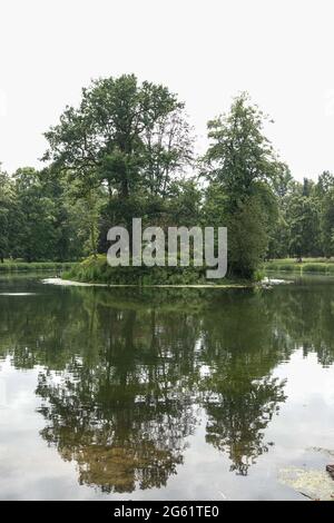 Althorp Park, Northamptonshire, Großbritannien. Juli 2021. Diana Princess of Wales ist auf der Insel im Zentrum des Sees im Althorp Park in Nottinghamshire begraben. Es gibt ein einfaches Steindenkmal auf der Insel. Ihr Grab ist für Besucher nicht sichtbar. Das Boot wurde von Earl Charles Spencer, Dianas Bruder, benutzt, um Blumen zu ihrem Grab zu bringen. PIC by Credit: Stop Press Media/Alamy Live News Stockfoto