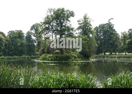 Althorp Park, Northamptonshire, Großbritannien. Juli 2021. Diana Princess of Wales ist auf der Insel im Zentrum des Sees im Althorp Park in Nottinghamshire begraben. Es gibt ein einfaches Steindenkmal auf der Insel. Ihr Grab ist für Besucher nicht sichtbar. Das Boot wurde von Earl Charles Spencer, Dianas Bruder, benutzt, um Blumen zu ihrem Grab zu bringen. PIC by Credit: Stop Press Media/Alamy Live News Stockfoto