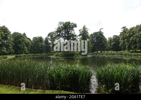 Althorp Park, Northamptonshire, Großbritannien. Juli 2021. Diana Princess of Wales ist auf der Insel im Zentrum des Sees im Althorp Park in Nottinghamshire begraben. Es gibt ein einfaches Steindenkmal auf der Insel. Ihr Grab ist für Besucher nicht sichtbar. Das Boot wurde von Earl Charles Spencer, Dianas Bruder, benutzt, um Blumen zu ihrem Grab zu bringen. PIC by Credit: Stop Press Media/Alamy Live News Stockfoto