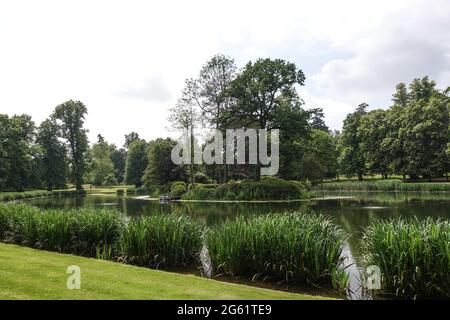 Althorp Park, Northamptonshire, Großbritannien. Juli 2021. Diana Princess of Wales ist auf der Insel im Zentrum des Sees im Althorp Park in Nottinghamshire begraben. Es gibt ein einfaches Steindenkmal auf der Insel. Ihr Grab ist für Besucher nicht sichtbar. Das Boot wurde von Earl Charles Spencer, Dianas Bruder, benutzt, um Blumen zu ihrem Grab zu bringen. PIC by Credit: Stop Press Media/Alamy Live News Stockfoto