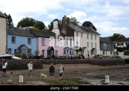 Die pastellfarbenen Häuser und Gebäude am Kai von Dittisham im South Hams District von Devon bieten einen Blick auf den River Dart Stockfoto