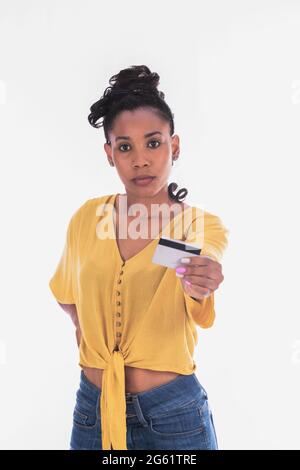 Wütend aussehende afrikanische Frau zeigt der Kamera eine Kreditkarte Stockfoto