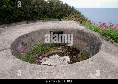 Überreste einer Waffeneinlage aus dem 2. Weltkrieg, die in die Felswand gesetzt wurde, am Standort der Brownstone Emergency Battery am Froward Point in der Nähe von Kingsmere, Devon. Stockfoto