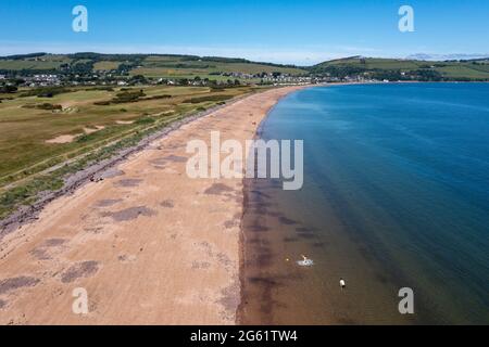 Luftaufnahme der Halbinsel Chanonry Point am Ufer des Moray Firth in der Nähe der Dörfer Fortrose & Rosemarkie, auf der Schwarzen Insel, Schottland, Großbritannien. Stockfoto