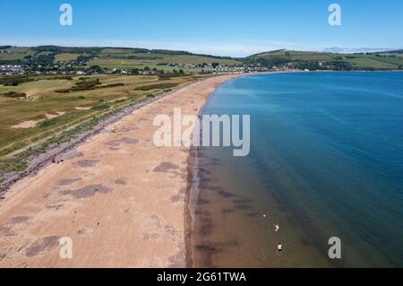 Luftaufnahme der Halbinsel Chanonry Point am Ufer des Moray Firth in der Nähe der Dörfer Fortrose & Rosemarkie, auf der Schwarzen Insel, Schottland, Großbritannien. Stockfoto