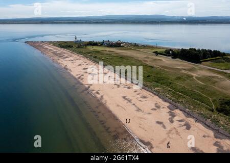 Luftaufnahme der Halbinsel Chanonry Point am Ufer des Moray Firth in der Nähe der Dörfer Fortrose & Rosemarkie, auf der Schwarzen Insel, Schottland, Großbritannien. Stockfoto