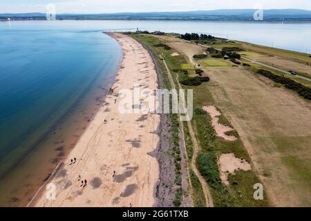 Luftaufnahme der Halbinsel Chanonry Point am Ufer des Moray Firth in der Nähe der Dörfer Fortrose & Rosemarkie, auf der Schwarzen Insel, Schottland, Großbritannien. Stockfoto