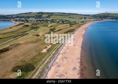 Luftaufnahme der Halbinsel Chanonry Point am Ufer des Moray Firth in der Nähe der Dörfer Fortrose & Rosemarkie, auf der Schwarzen Insel, Schottland, Großbritannien. Stockfoto