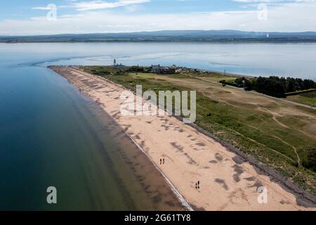 Luftaufnahme der Halbinsel Chanonry Point am Ufer des Moray Firth in der Nähe der Dörfer Fortrose & Rosemarkie, auf der Schwarzen Insel, Schottland, Großbritannien. Stockfoto