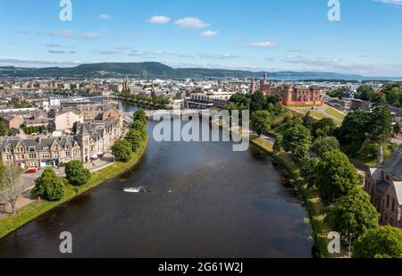 Luftaufnahme des Flusses Ness, der durch Inverness fließt, der Hauptstadt des schottischen Highlands, Schottland, Großbritannien. Stockfoto