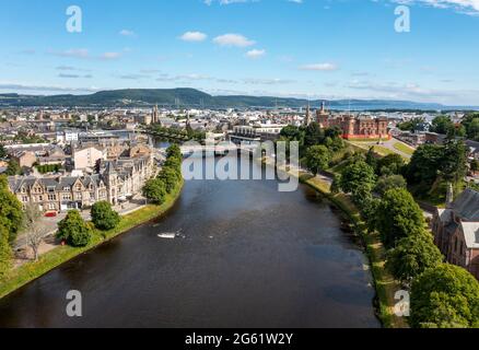 Luftaufnahme des Flusses Ness, der durch Inverness fließt, der Hauptstadt des schottischen Highlands, Schottland, Großbritannien. Stockfoto