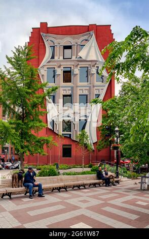 Toronto, Ontario, Kanada - 6. Juni 2018: Der Berczy Park in Toronto ist ein dreieckiges Parkgebiet, das nach dem Architekten William Berczy benannt wurde. Stockfoto