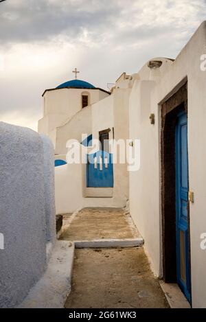 Enge Wege der kykladischen Architektur auf der Insel Santorin im Dorf Pyrgos, Griechenland. Stockfoto