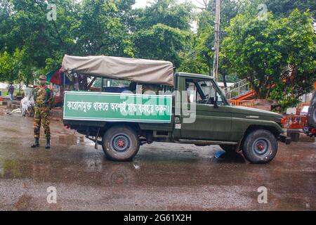 Dhaka, Bangladesch. Juli 2021. Gesetzeshüter wurden auf den Straßen eingesetzt, um sicherzustellen, dass die Menschen im Haus bleiben, während die Regierung heute beginnt, eine siebentägige landesweite Sperre durchzusetzen, um den Anstieg der Covid-19-Infektionen und -Todesfälle in Dhaka einzudämmen. (Foto von MD IBRAHIM/Pacific Press) Quelle: Pacific Press Media Production Corp./Alamy Live News Stockfoto