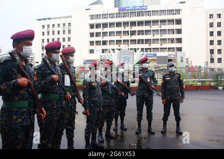 Dhaka, Bangladesch. Juli 2021. Gesetzeshüter wurden auf den Straßen eingesetzt, um sicherzustellen, dass die Menschen im Haus bleiben, während die Regierung heute beginnt, eine siebentägige landesweite Sperre durchzusetzen, um den Anstieg der Covid-19-Infektionen und -Todesfälle in Dhaka einzudämmen. (Foto von MD IBRAHIM/Pacific Press) Quelle: Pacific Press Media Production Corp./Alamy Live News Stockfoto