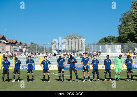 Italien, Sassuolo, 30 2021. juni: Atalantas Startaufstellung im Mittelfeld für die Spielpräsentation während des Fußballspiels ATALANTA gegen EMPOLI, Finale Primavera1 2020-2021, Ricci-Stadion (Foto: Fabrizio Andrea Bertani/Pacific Press) Quelle: Pacific Press Media Production Corp./Alamy Live News Stockfoto