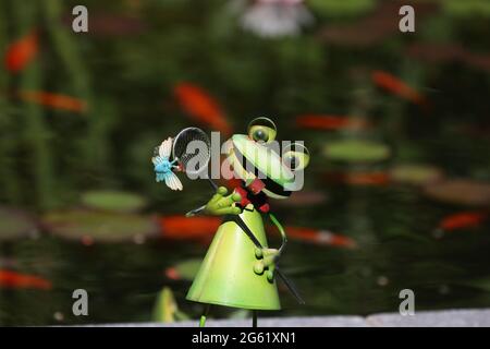 Dekorativer Frosch im Garten am Teich Stockfoto
