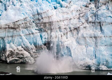 Eis fällt vom Perito Moreno Gletscher, Argentinien Stockfoto