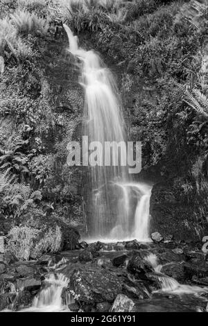 Langzeitbelichtung des Hollowbrook Wasserfalls auf dem South West Coastpath von Woody Bay bis Heddons Mouth in Devon Stockfoto