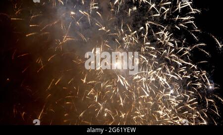 Buntes Feuerwerk in verschiedenen Farben über dem Nachthimmel, Real Fireworks auf Deep Black Background Sky auf Fireworks Festivalshow vor dem Unabhängigkeitstag Stockfoto