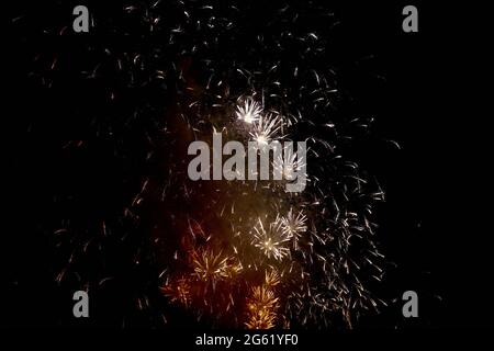 Buntes Feuerwerk in verschiedenen Farben über dem Nachthimmel, Real Fireworks auf Deep Black Background Sky auf Fireworks Festivalshow vor dem Unabhängigkeitstag Stockfoto