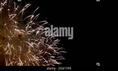 Buntes Feuerwerk in verschiedenen Farben über dem Nachthimmel, Real Fireworks auf Deep Black Background Sky auf Fireworks Festivalshow vor dem Unabhängigkeitstag Stockfoto