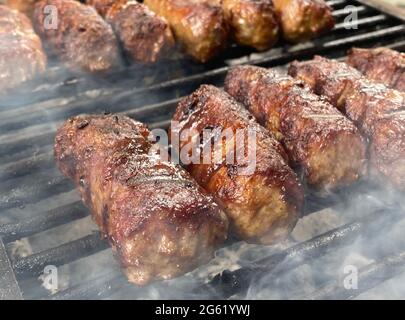 Fleisch auf dem Grill mit Rauch-Nahaufnahme davon Stockfoto