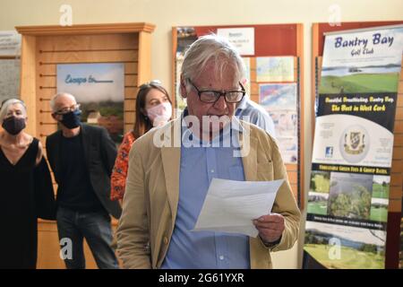 Bantry, West Cork, Irland. Juli 2021. Im Tourismusbüro von Bantry versammelten sich Menschen zur Veröffentlichung eines Buches über Chief O'Neill, das von Ronan O'Drisoll geschrieben wurde. Kredit: Karlis Dzjamko/Alamy Live Nachrichten Stockfoto