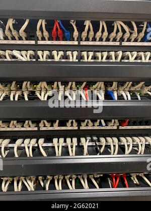 Data-Rack-Netzwerkkabel, die die allgemeine Ansicht der IT-Abteilung angeschlossen haben Stockfoto