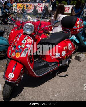 Skopje, Mazedonien. 23 Mai 2021. Die berühmte Gentleman's Ride auf dem Park Square. Klassische Motorräder im Vintage-Stil vereinen sich für die Gesundheit der Männer. Stockfoto