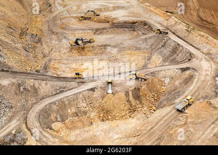 Luftaufnahme von Baggern, die Boden graben. Tagebaugrube. Stockfoto