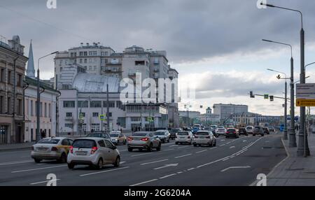 25. April 2021, Moskau, Russland. Autoverkehr auf der Bolschaja-Polyanka-Straße in Moskau. Stockfoto