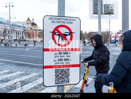 25. April 2021, Moskau, Russland. Ein Schild mit Informationen über die Flugverbotszone auf Wassiljewski Spusk in Moskau. Der Rote Platz und das Zentrum von Moskau sind Stockfoto