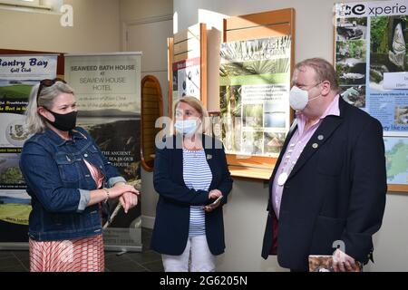 Bantry, West Cork, Irland. Juli 2021. Im Tourismusbüro von Bantry versammelten sich Menschen zur Veröffentlichung eines Buches über Chief O'Neill, das von Ronan O'Drisoll geschrieben wurde. Kredit: Karlis Dzjamko/Alamy Live Nachrichten Stockfoto